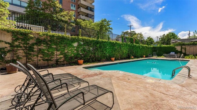 Foto del edificio - FABULOUS PEARL STREET CONDO IN SECURE BLDG...