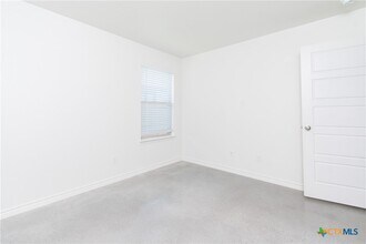 Building Photo - 121 Wind Ridge Dr