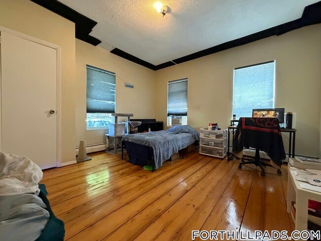 Building Photo - 247 Roxbury St
