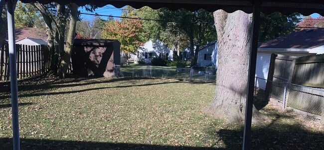 Building Photo - **$1000 Deposit Special** 2905 Haig Ave 3B...