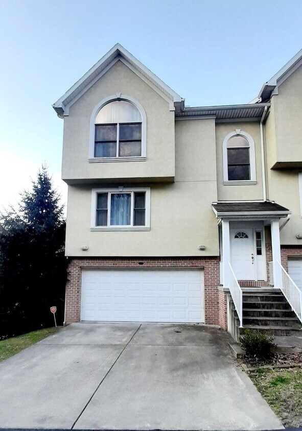 3 br, 2.5 bath House 287 Palisades Drive House Rental in