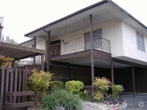 Building Photo - 100 Royal Way Dr
