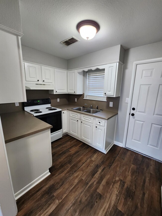 Building Photo - 7110 Terry Lynn Dr