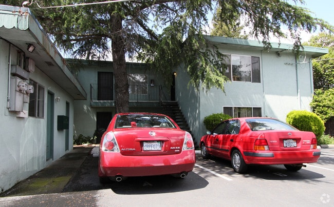 Building Photo - 5925 Hilltop Dr