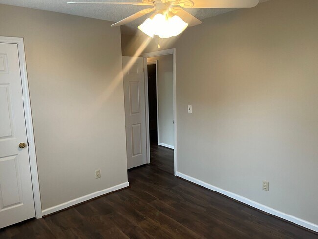 Foto del edificio - Split foyer 3 bedroom home in quiet area with bonus room, large yard, 2-car garage $2200