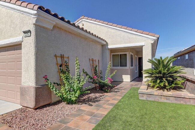 Building Photo - 180 Degree elevated views from a quiet str...