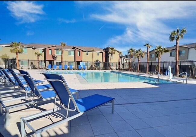 Foto del edificio - BEAUTIFUL 3 BEDROOM 3 BATH TRI-LEVEL HOME ...