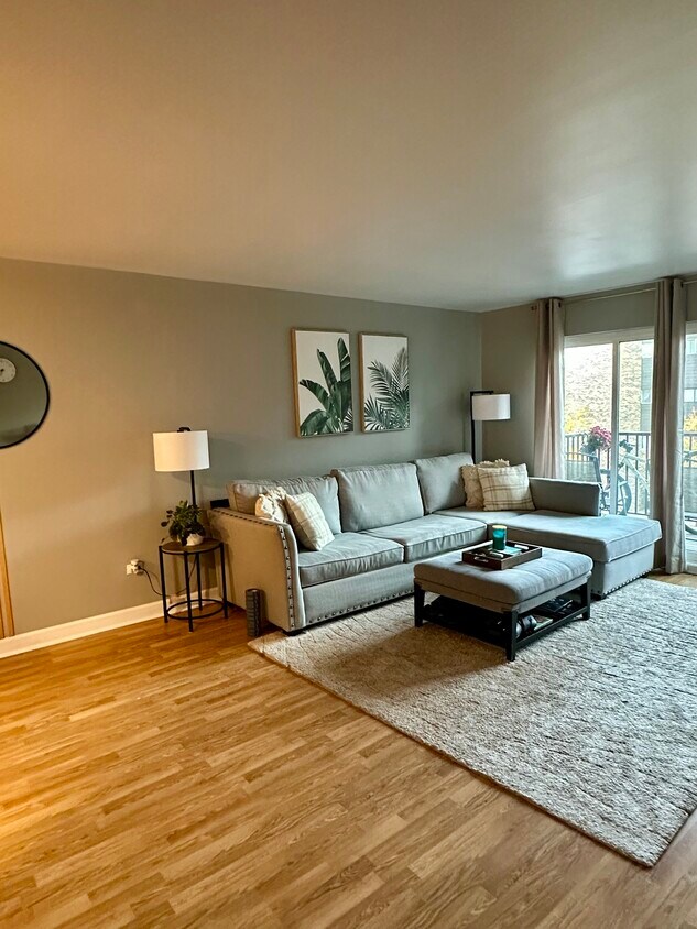 Foto principal - 8974 N Western Ave