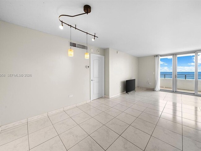 Foto del edificio - 5555 Collins Ave