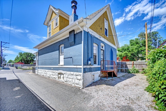 Building Photo - 523 W 8th Ave