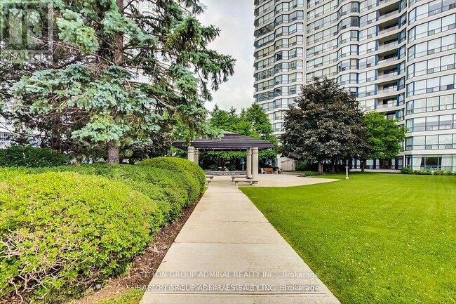 Photo du bâtiment - 7300 Yonge St