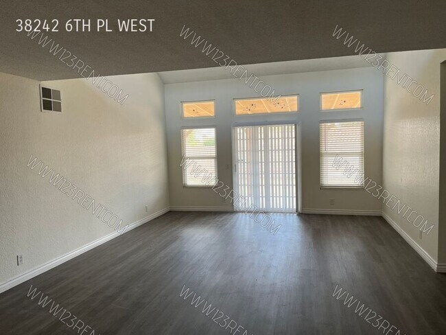 Foto del edificio - 38242 6th Pl W