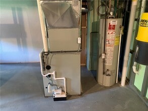 Building Photo - 20 Pine Hill Dr