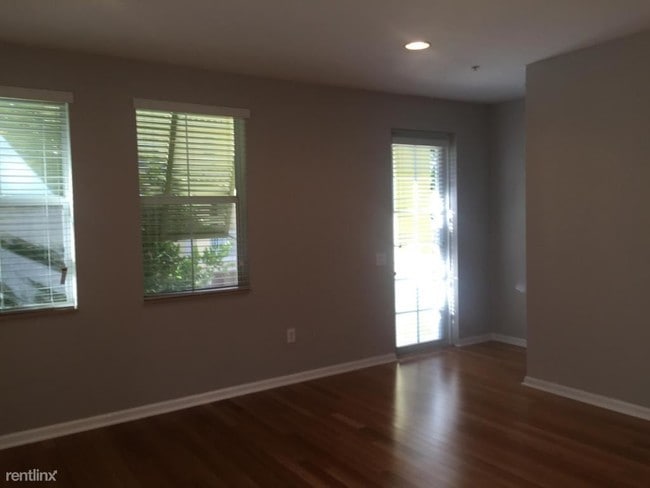 Building Photo - 3 br, 2.5 bath Townhome - 1220 Via Maggio