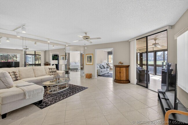 Foto del edificio - 15694 Loch Maree Ln