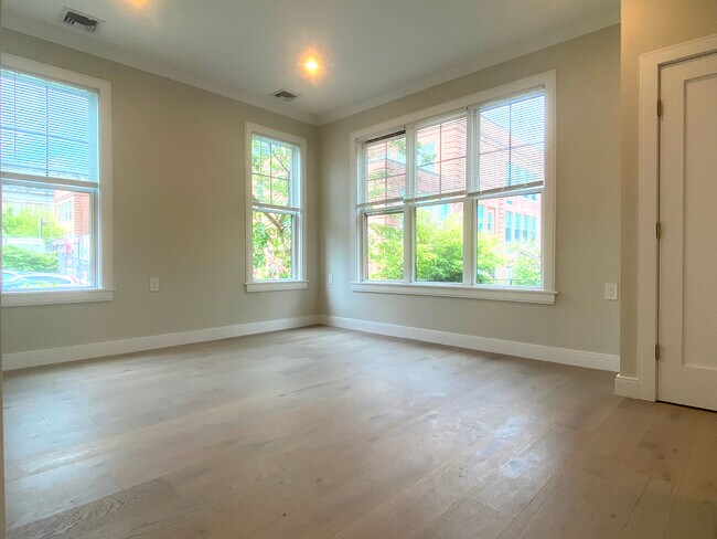 Foto del edificio - 32 Cummins Hwy