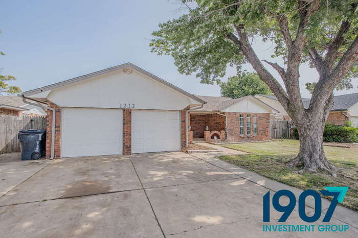 Foto principal - Three Bedroom House in SW OKC/Moore Schools