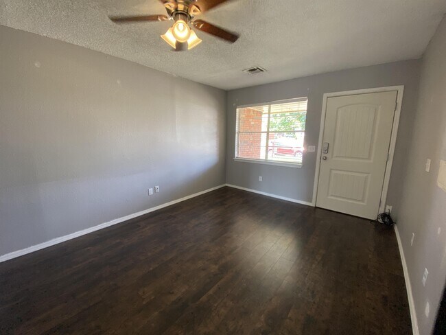 Building Photo - 916 S Patterson Dr