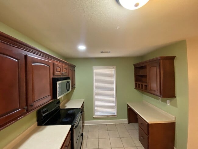 Building Photo - 3bed/2bath Home with fenced yard located outside the bypass