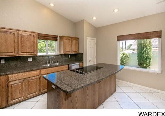 Foto del edificio - 4 Bedroom House Across from Golf Course!