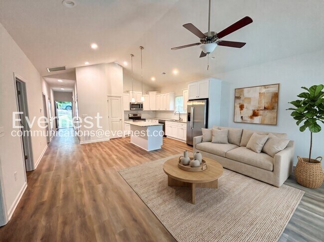 Building Photo - 3 Bed, 2 Bath Home with Garage / Pet-Friendly / Vouchers Accepted / Coming Soon!