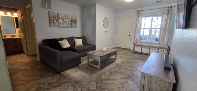 Foto del edificio - 721 Waterglen Dr