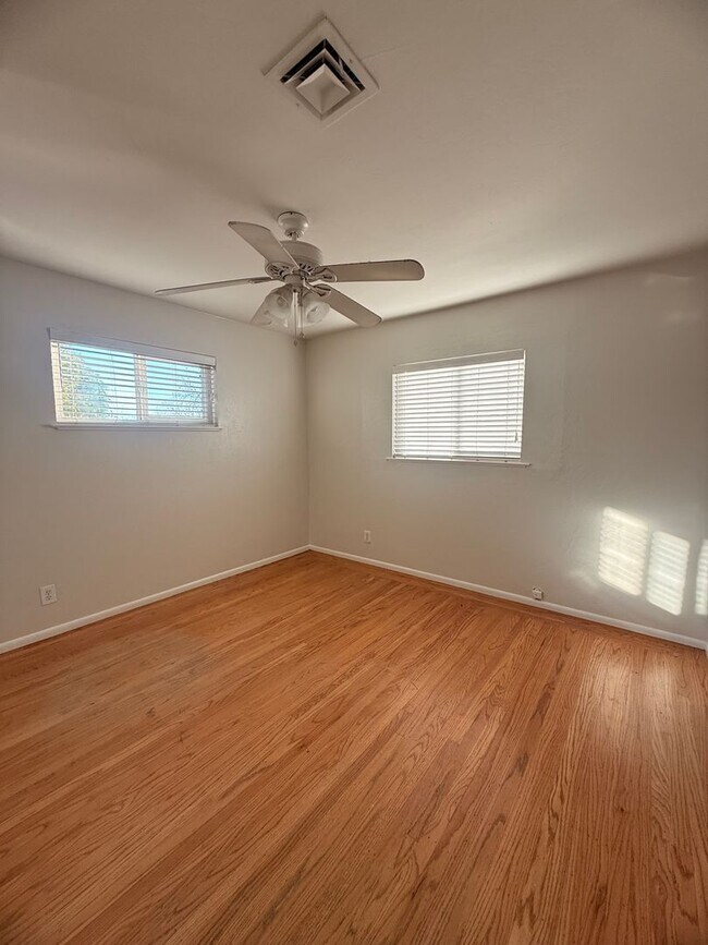 Building Photo - Spacious Home with Bonus Room And Huge Backyard in Quiet Neighborhood