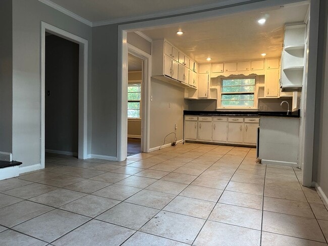 Building Photo - HUGE house for the money!!!