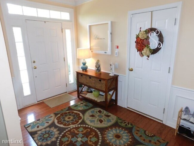 Building Photo - 3 br, 2.5 bath Townhome - 1911 Cavalier Ln