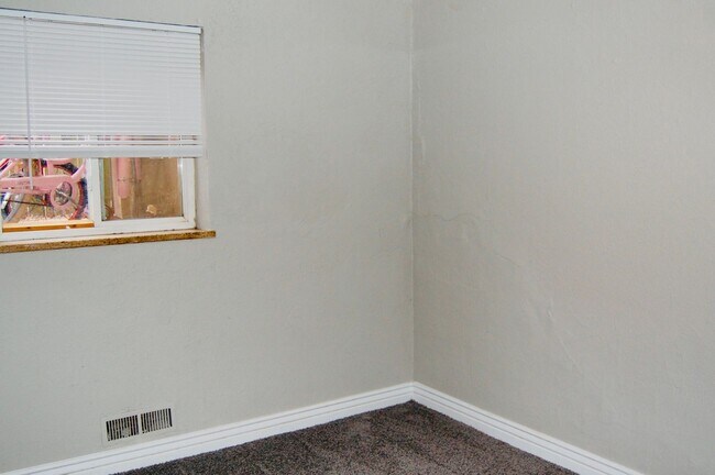 Building Photo - Updated 3BR • In-Unit Laundry • Parking • $1,000 Move-In Bonus