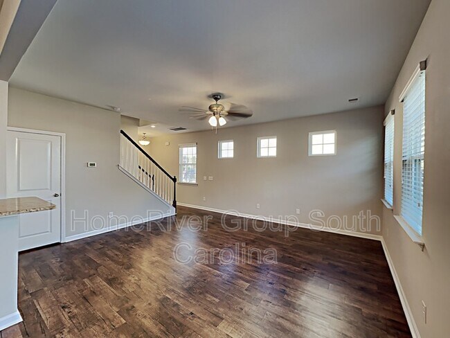Building Photo - 818 Redbud Ln