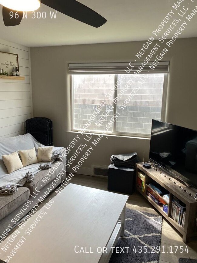Building Photo - 1 Bedroom Unit Near SUU
