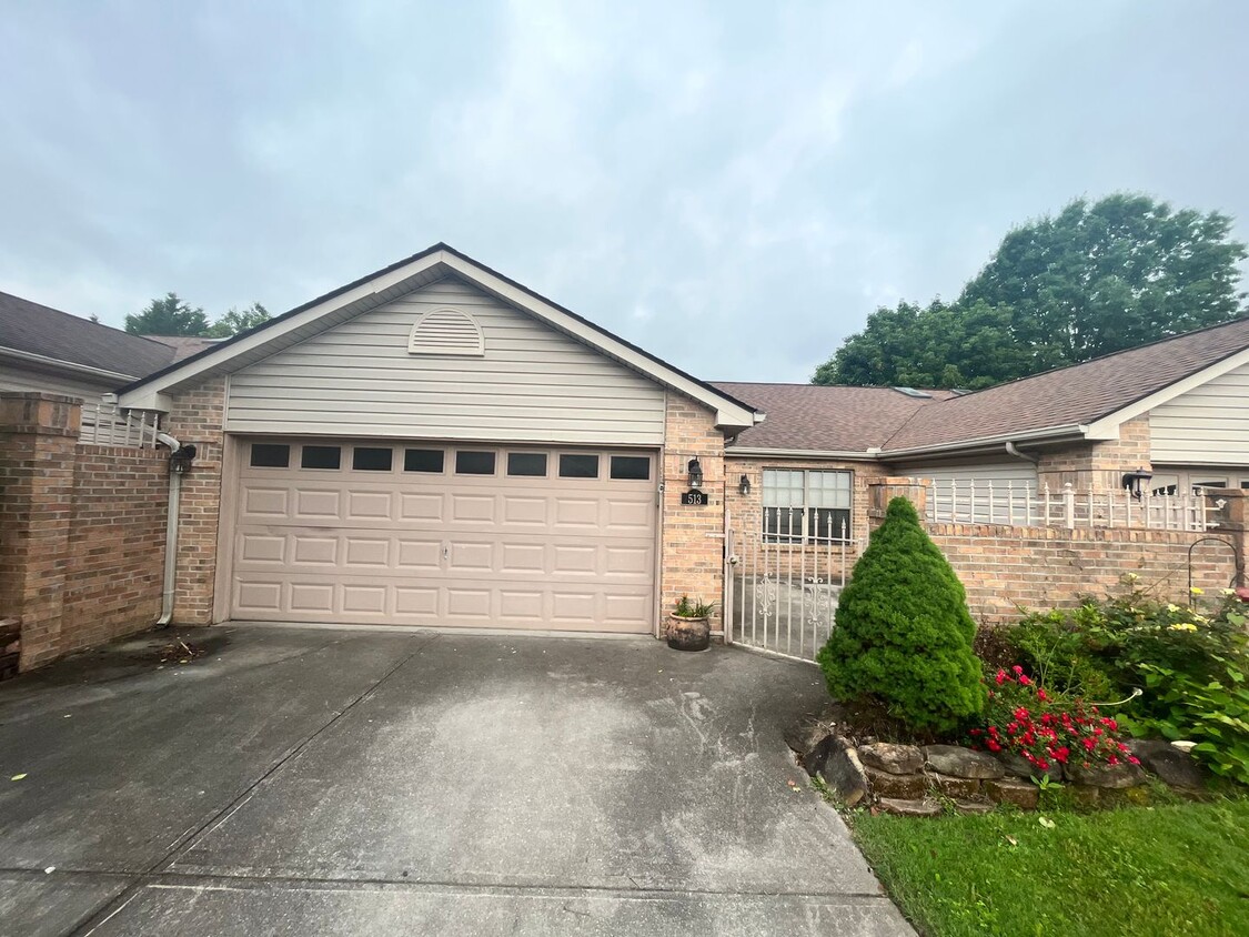 Foto principal - West Knox 2 Bedroom 2 Bath condo
