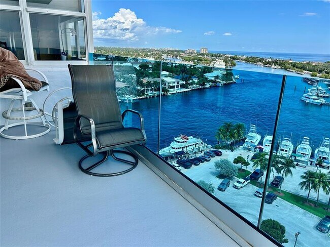 Foto del edificio - 2639 N Riverside Dr