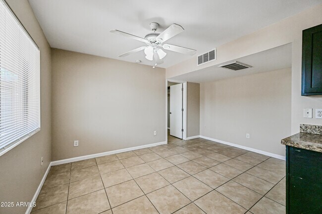 Foto del edificio - 3949 E Earll Dr
