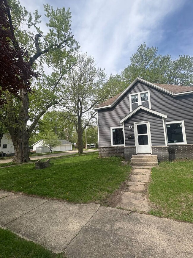 Foto del edificio - 302 3rd Ave NW