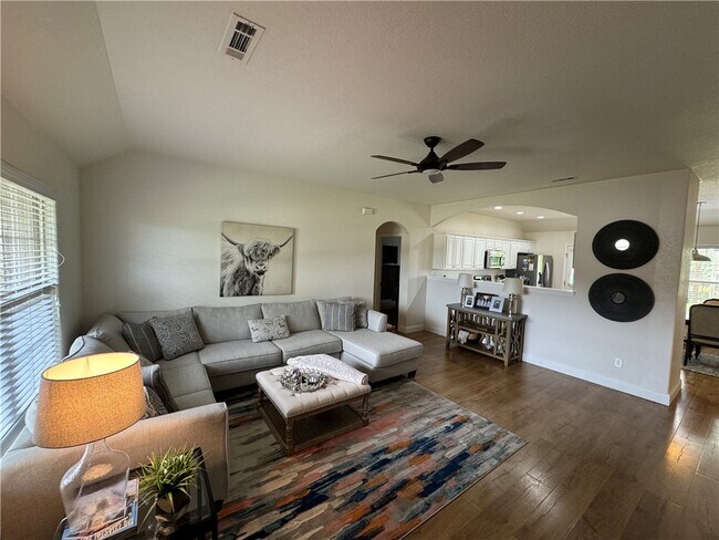 Foto del edificio - 5214 W Cross Creek Boulevard