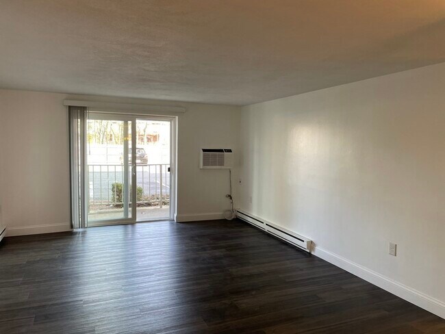 Building Photo - 60 Greentree Ln