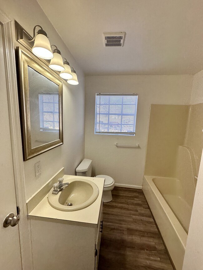 Building Photo - 903 Rose Ave