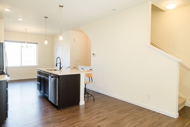 Building Photo - Nice, Clean 2 bedroom townhome with 2 prim...