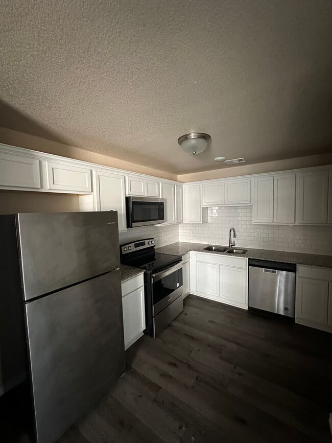 Building Photo - AVAILABLE NOW! (SECTION 8 ACCEPTED)