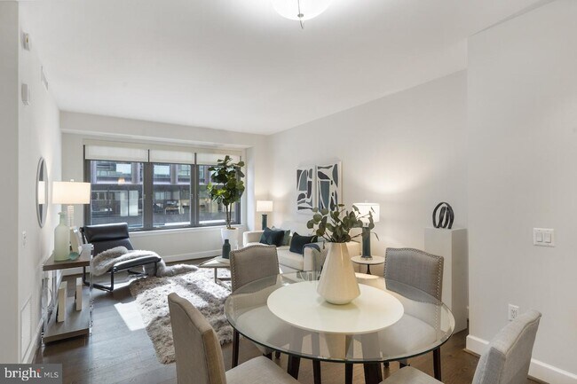 Foto del edificio - 7171 Woodmont Ave