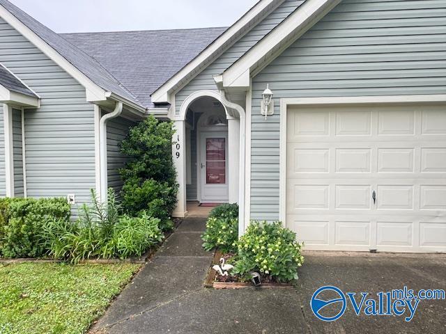 Building Photo - 109 SW Brushcreek Dr
