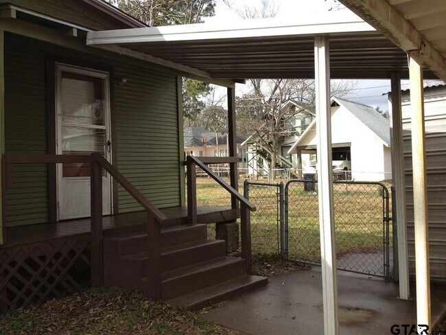 Foto del edificio - 632 Nacogdoches St