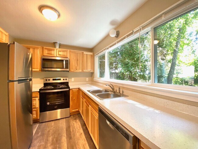 Building Photo - Lovely Updated Two Bedroom Cottage Located...