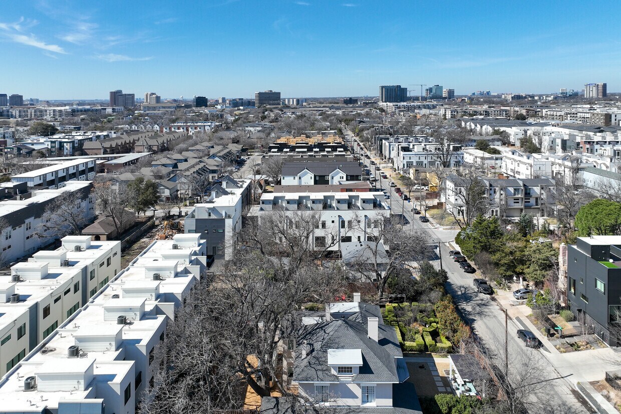 Aerial Photo - 1921 N Prairie Ave