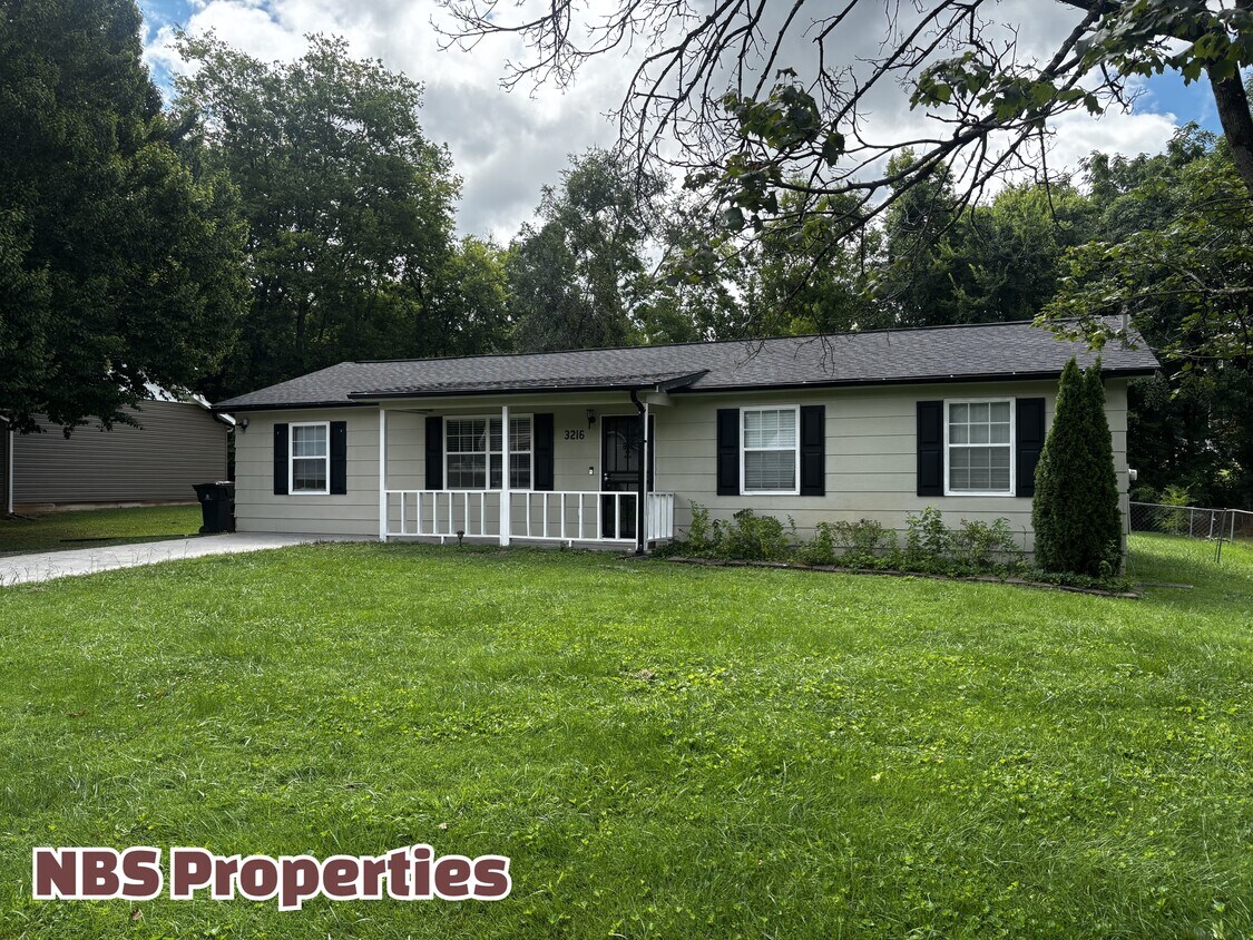 Foto del edificio - 3216 Deer Lake Dr