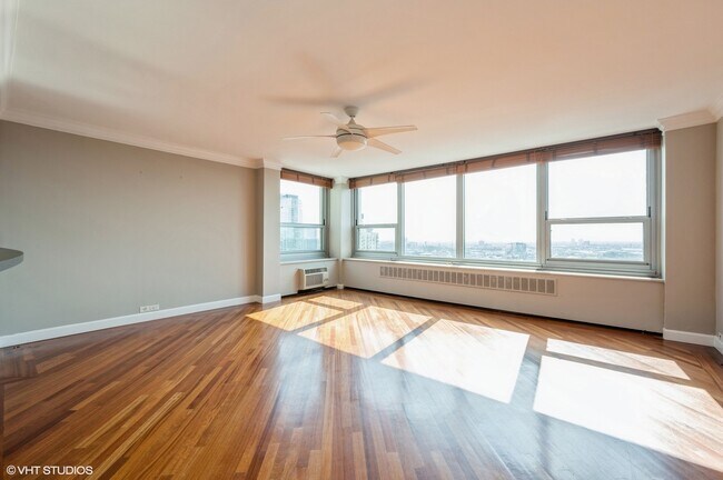 Building Photo - 1255 N Sandburg Terrace