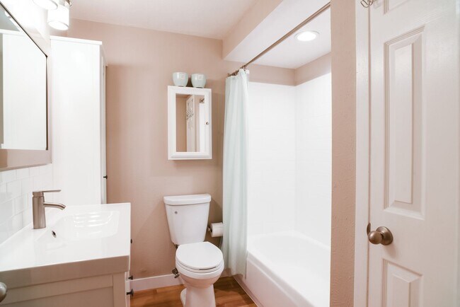 Foto del edificio - Completely Remodeled 2B/1B near Shanahan P...