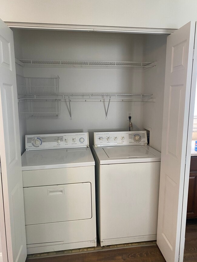 Washer/dryer - 708 Hubble St